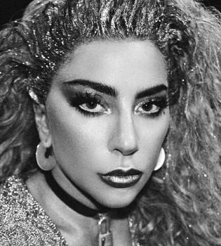 Леди Гага расстроила фанатов располневшей фигурой