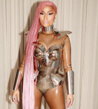 Без комплексов: Ники Минаж засветила голую грудь