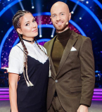 Влад Яма заобнимал жену на вечеринке