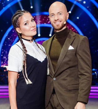 Влад Яма заобнимал жену на вечеринке