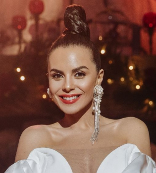 Настя Каменских представляет первую песню из рождественского альбома