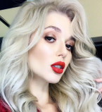 Виагрянка Эрика Герцег заинтриговала страстным поцелуем с таинственным мужчиной