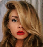 Акцент на декольте: Миша Романова взорвала сеть ошеломляющим бюстом