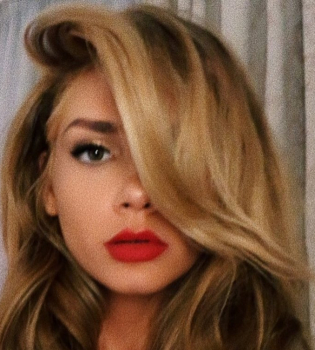 Акцент на декольте: Миша Романова взорвала сеть ошеломляющим бюстом