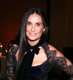 Деми Мур сфотографировала дочерей без одежды и опубликовала фото в Instagram