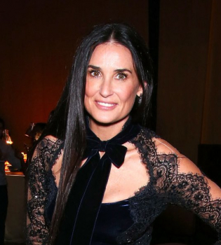 Деми Мур сфотографировала дочерей без одежды и опубликовала фото в Instagram