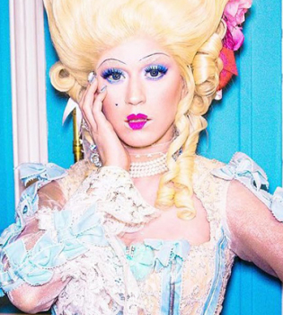 Корсеты, чулки и гигантская прическа: Кэтти Перри примерила смелый образ