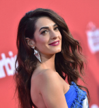 Не узнать: в сеть попало школьное фото Амаль Клуни