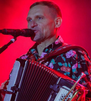 Папины копии: Олег Скрипка впервые опубликовал фото с дочками