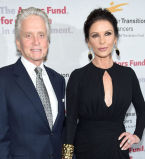 Когда все в сборе: Кэтрин Зета-Джонс поделилась редким фото всей своей семи