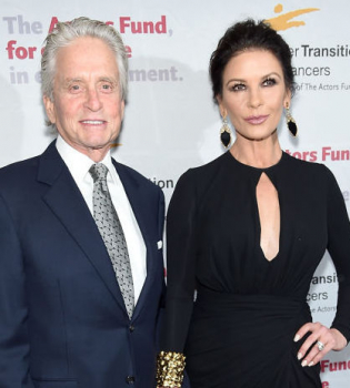 Когда все в сборе: Кэтрин Зета-Джонс поделилась редким фото всей своей семи