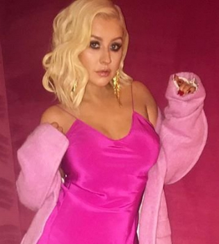 Еще больше цвета: Кристина Агилера отпраздновала день рождения в смелом платье