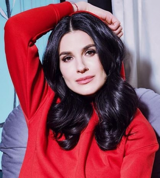 Видео: Маша Ефросинина в облегающем костюме занимается в спортзале