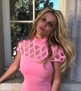 Слишком худая: поклонники заподозрили Бритни Спирс в фотошопе своей фигуры