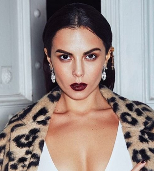 Яркий мейкап и леопардовый наряд: Настя Каменских блистает в дерзком луке