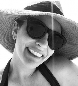 Мама троих детей Лив Тайлер загорает в полупрозрачном купальнике