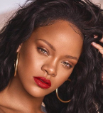 Рианна демонстрирует пышные формы в мини-платье из латекса