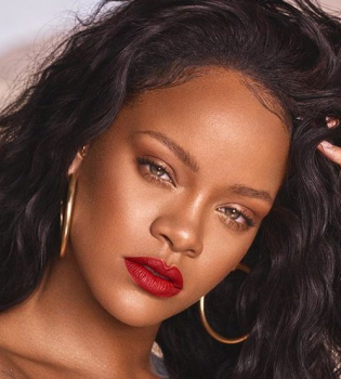 Рианна демонстрирует пышные формы в мини-платье из латекса