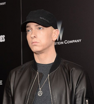 22-летняя дочь Эминема поделилась фото с оголенной грудью