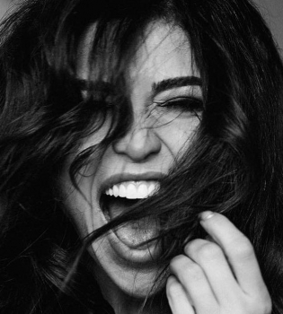 Какая пластика и сколько страсти! Сента Димопулос показала, как танцевала в 13 лет