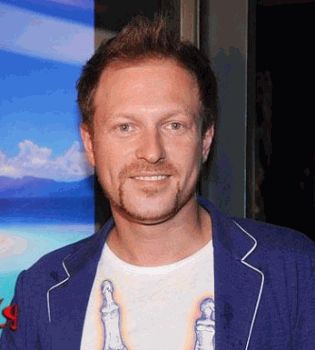 Игорь Посыпайко в фиолетовом спинжаке