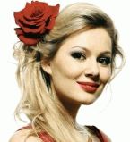 Мария Кожевникова с розой на голове