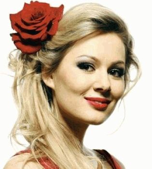 Мария Кожевникова с розой на голове