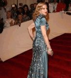 Мадонна в красивом платье