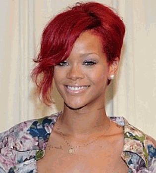 Рианна относительно одета