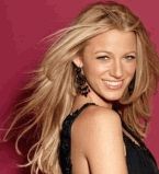 Блейк Лайвли улыбается