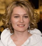 Виктория Толстоганова улыбается