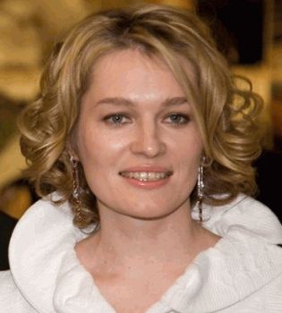 Виктория Толстоганова улыбается