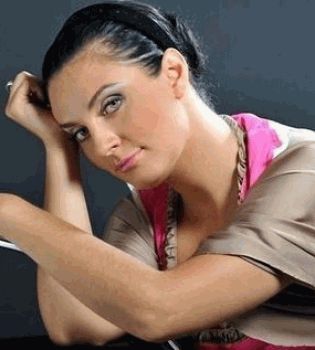 Елена Ваенга в полоборота