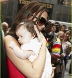 Виктория Бэкхем с маленькой Харпер