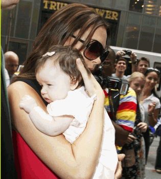 Виктория Бэкхем с маленькой Харпер