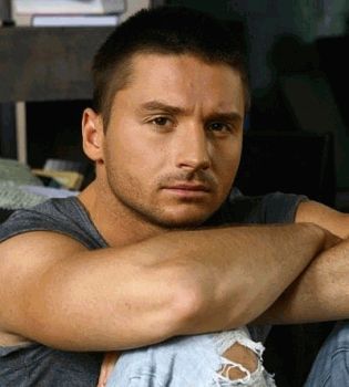 Сергей Лазарев серьезен