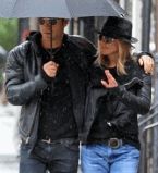 Дженнифер Энистон Джастин Теру под зонтом