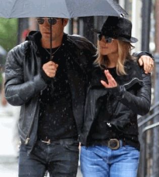 Дженнифер Энистон Джастин Теру под зонтом