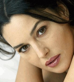 Моника Белуччи макро