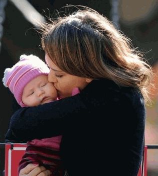 Джессика Альба с младшей дочкой