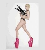 Леди Гага голая с пистолетом122