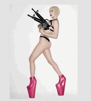 Леди Гага голая с пистолетом122