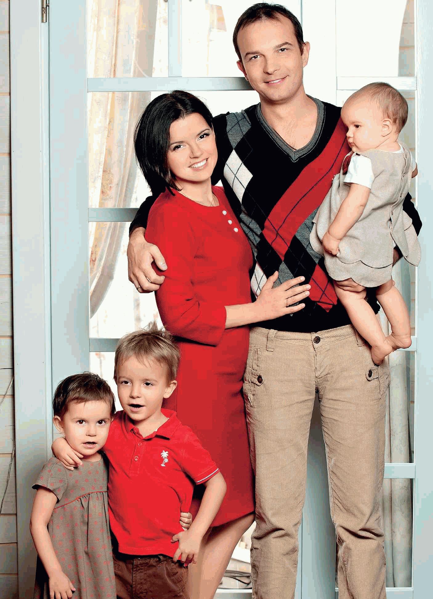 Маричка Падалко с мужем и детьми