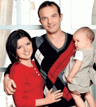 Маричка Падалко с мужем и детьми