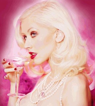 Кристина Агилера с бухлом на розовом фоне