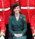 Кейт Миддлтон в зеленом и с мужиками