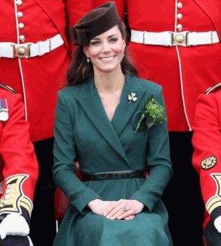 Кейт Миддлтон в зеленом и с мужиками