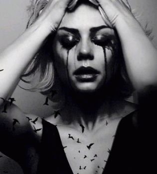 Тина Кароль горько плачет