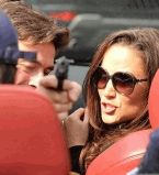 Пиппа Миддлтон с пистолетом