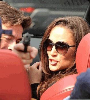 Пиппа Миддлтон с пистолетом